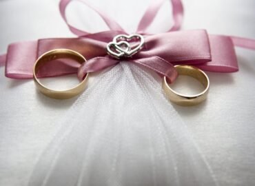 découvrez tout ce qu'il faut savoir sur le mariage : traditions, préparatifs, conseils pratiques et idées pour organiser le plus beau jour de votre vie.