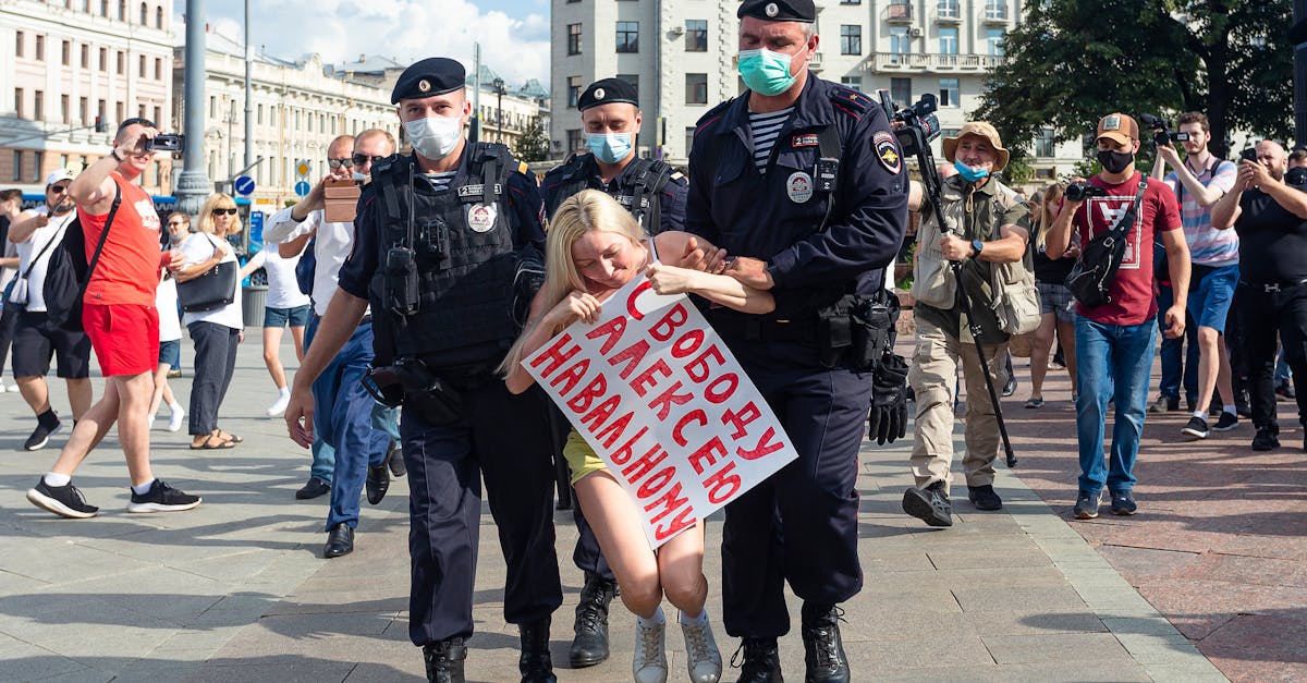 découvrez les droits de la police en france : réglementation, cadre légal, responsabilités et limites des forces de l'ordre. informez-vous sur leurs missions et les garanties pour les citoyens.
