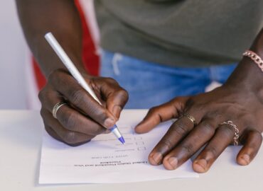 découvrez ce qu'est un référendum, son fonctionnement, ses différents types et son importance dans la démocratie. informez-vous sur l'organisation et l'impact des référendums en france et dans le monde.