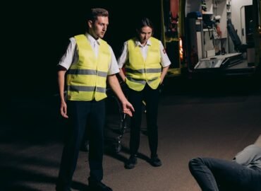 découvrez tout ce qu'il faut savoir sur l'accident du travail : définition, démarches à suivre, droits des salariés et obligations de l'employeur en cas d'accident sur le lieu de travail.