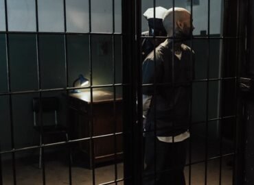 découvrez les différentes sanctions pénales prévues par la loi en cas d'infraction, incluant amendes, peines de prison et autres mesures disciplinaires.