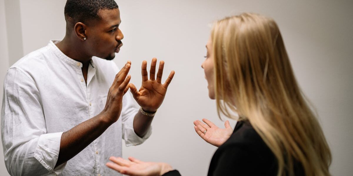 découvrez ce qu'est le harcèlement, ses différentes formes, ses conséquences et les moyens d'agir pour s'en protéger au travail, à l'école ou en ligne.