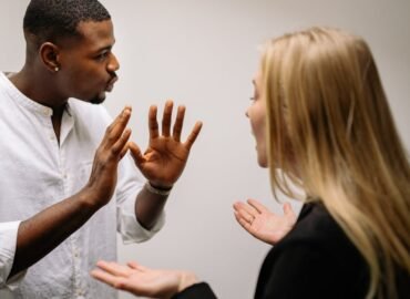 découvrez ce qu'est le harcèlement, ses différentes formes, ses conséquences et les moyens d'agir pour s'en protéger au travail, à l'école ou en ligne.