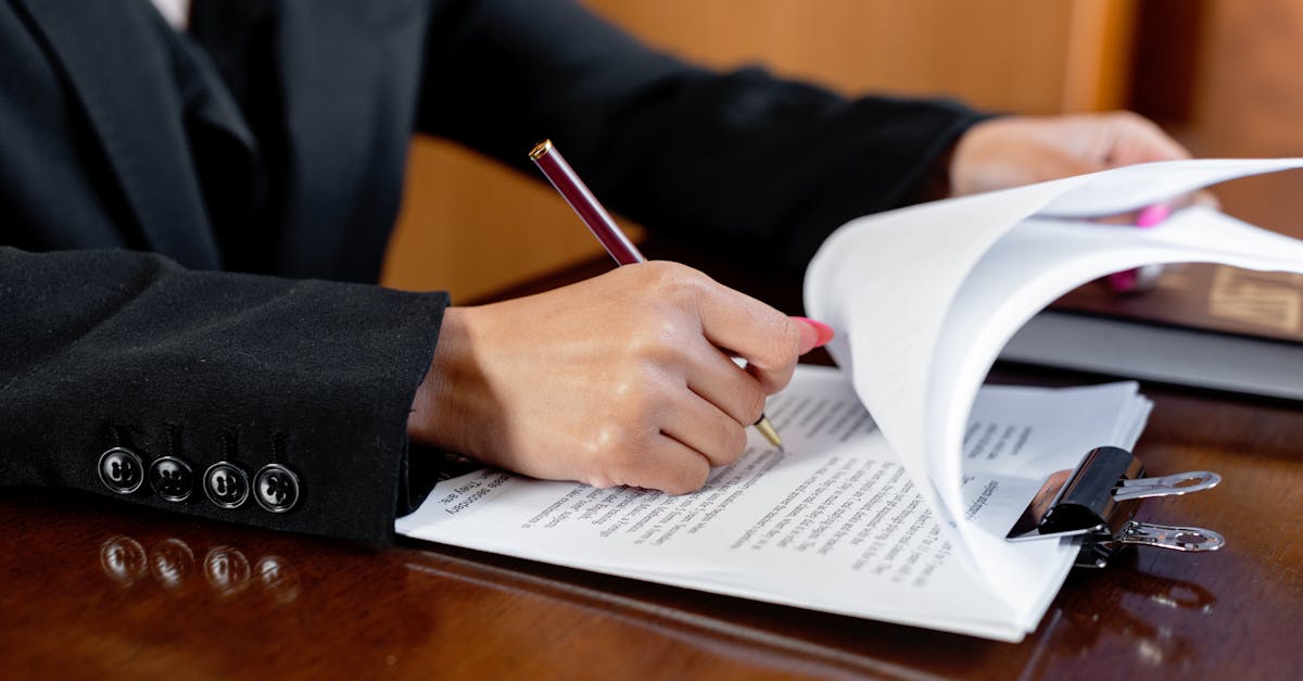 découvrez tout ce qu'il faut savoir sur les honoraires d'avocat : modes de calcul, facteurs qui influencent le prix et conseils pour bien choisir votre avocat en toute transparence.