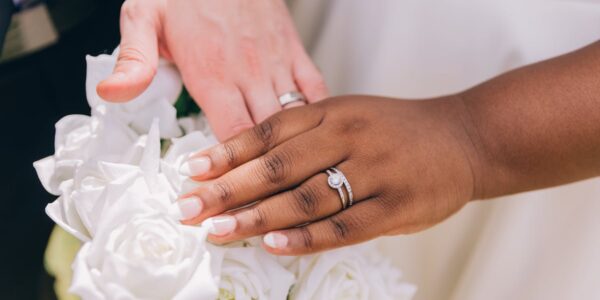 découvrez le mariage posthume, une union légale entre une personne vivante et une personne décédée, ses implications juridiques et son contexte culturel.