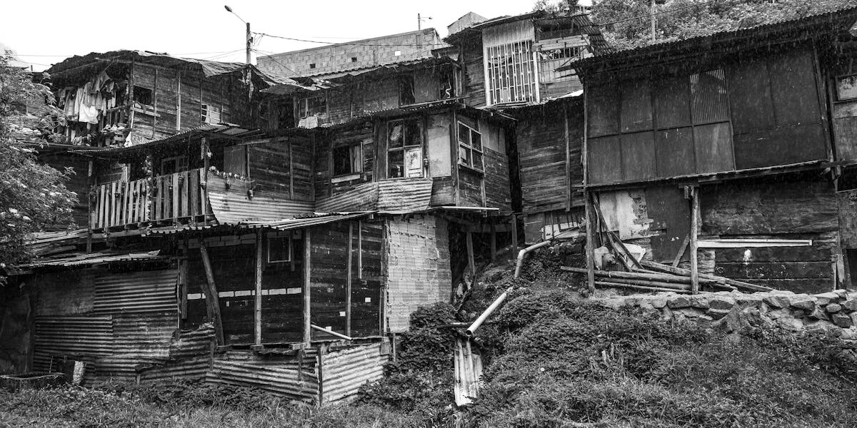 découvrez comment identifier un logement insalubre, les dangers liés à un habitat inhabitable et les démarches à suivre pour faire valoir vos droits en cas de logement indécent.