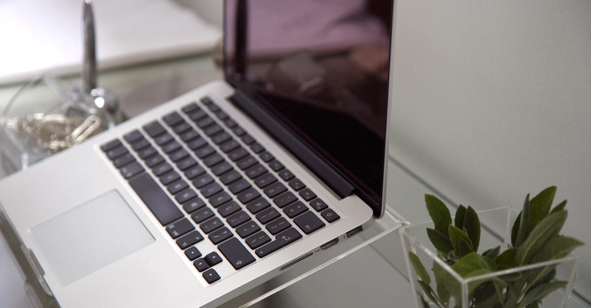 découvrez ce qu'est l'espionnage au travail : méthodes, dangers et conseils pour protéger votre entreprise contre la fuite d'informations confidentielles.