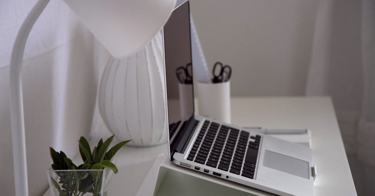 découvrez les enjeux de l'espionnage en entreprise : méthodes courantes, conséquences pour les sociétés, conseils pour prévenir les fuites d'informations et protéger efficacement votre environnement professionnel.